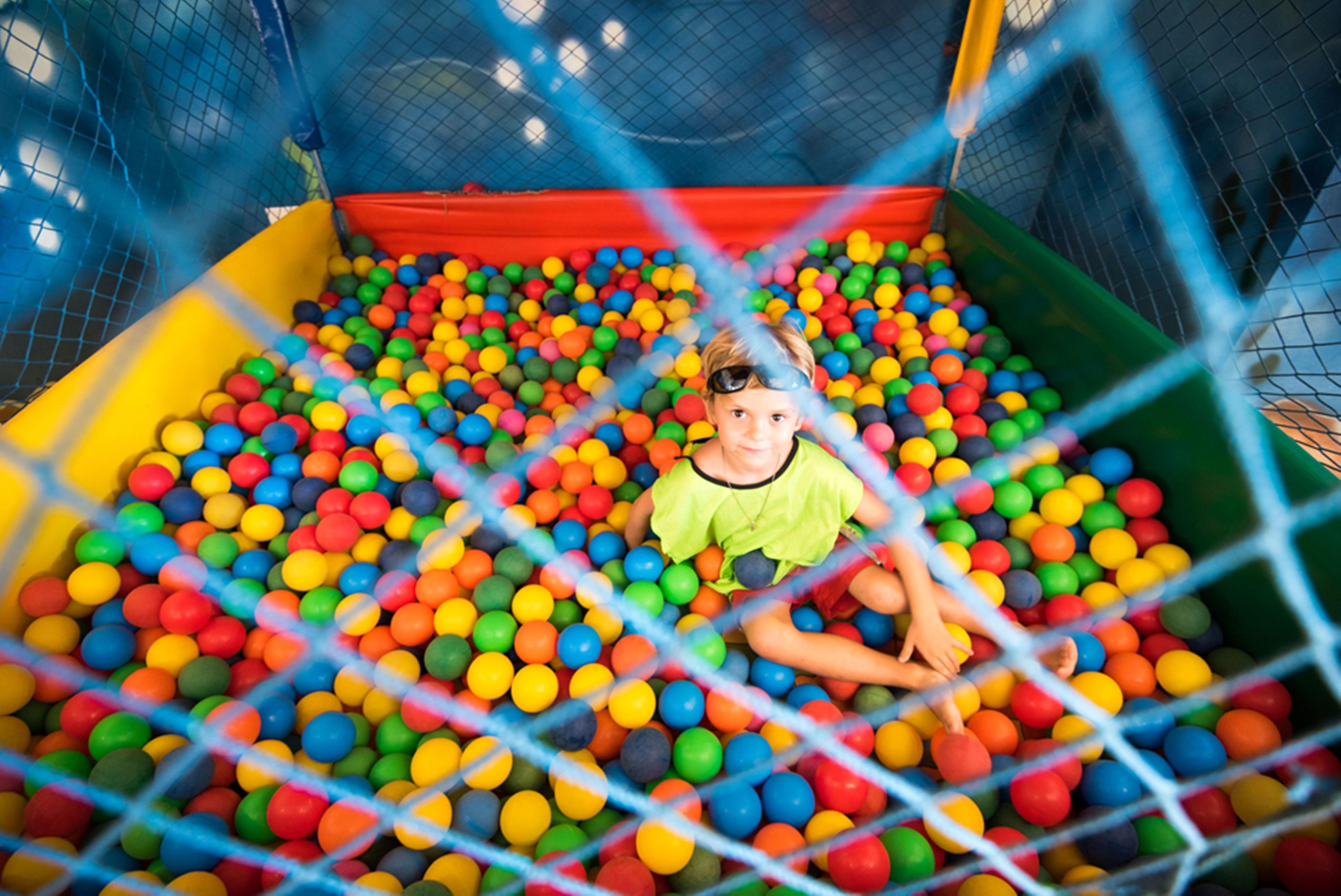 Vila Gale Eco Resort Angra Angra dos Reis Eksteriør billede A child in a ball pit